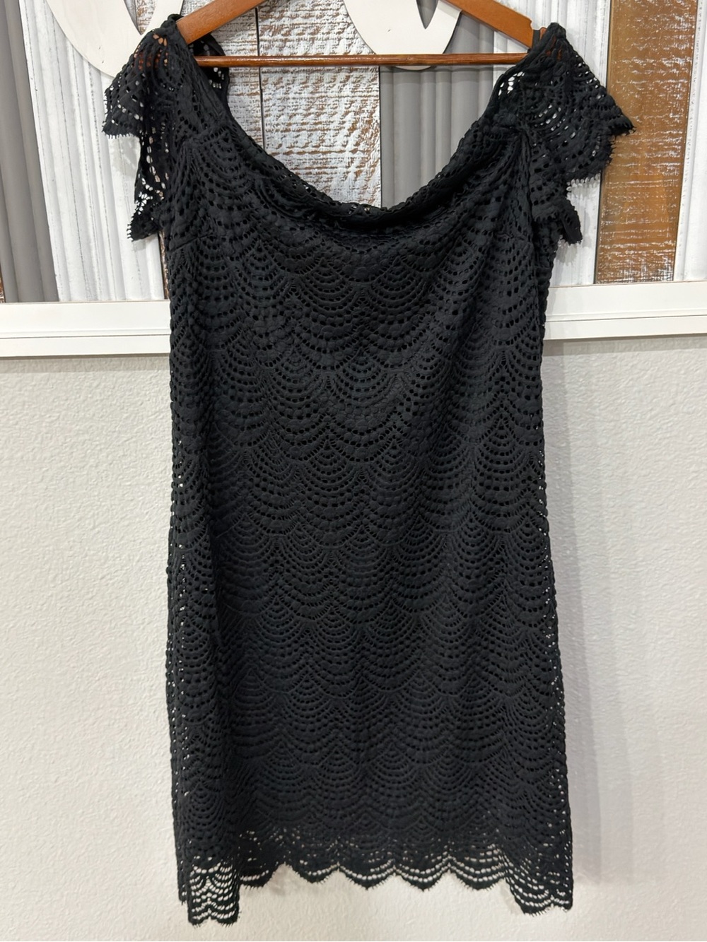 Lilly Pulitzer Jade Black Scalloped Shell Lace Off Shoulder Shift Dress Sz L LBD